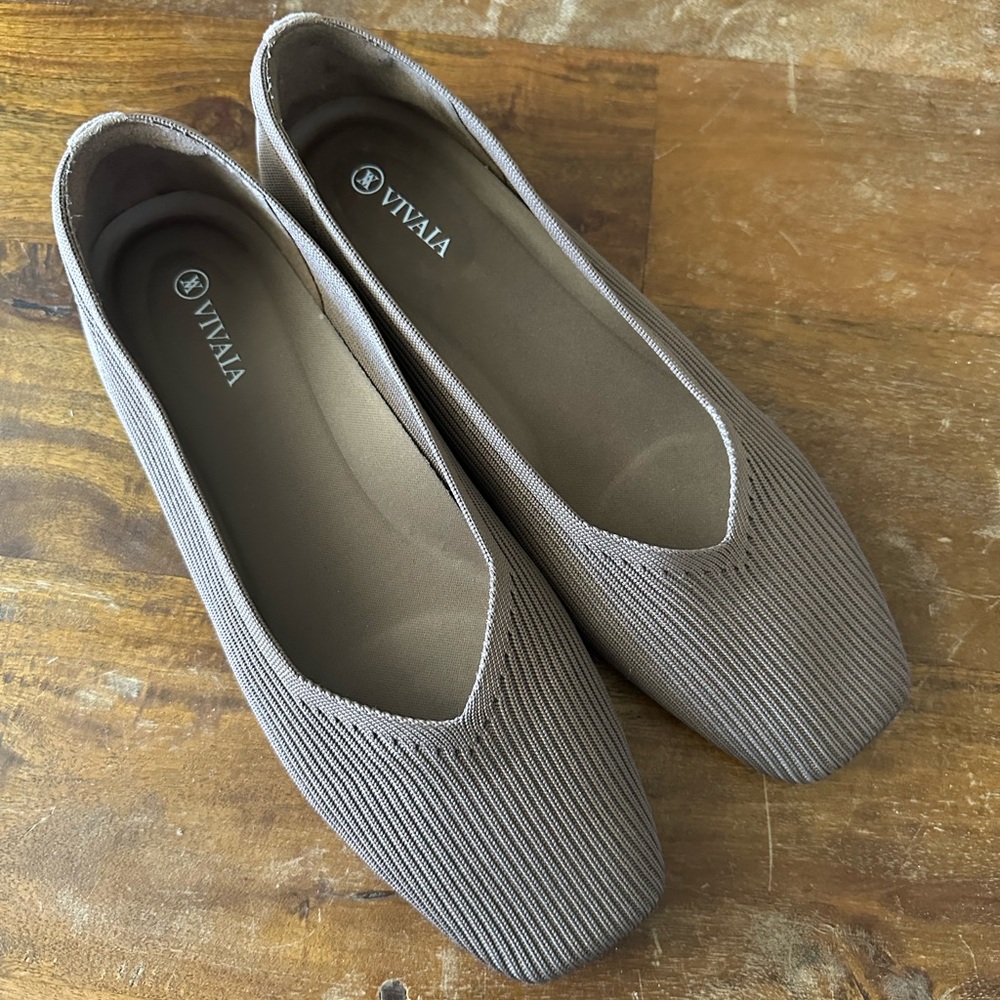 Vivaia Women's Tan Ribbed Square toe Flats size 42
